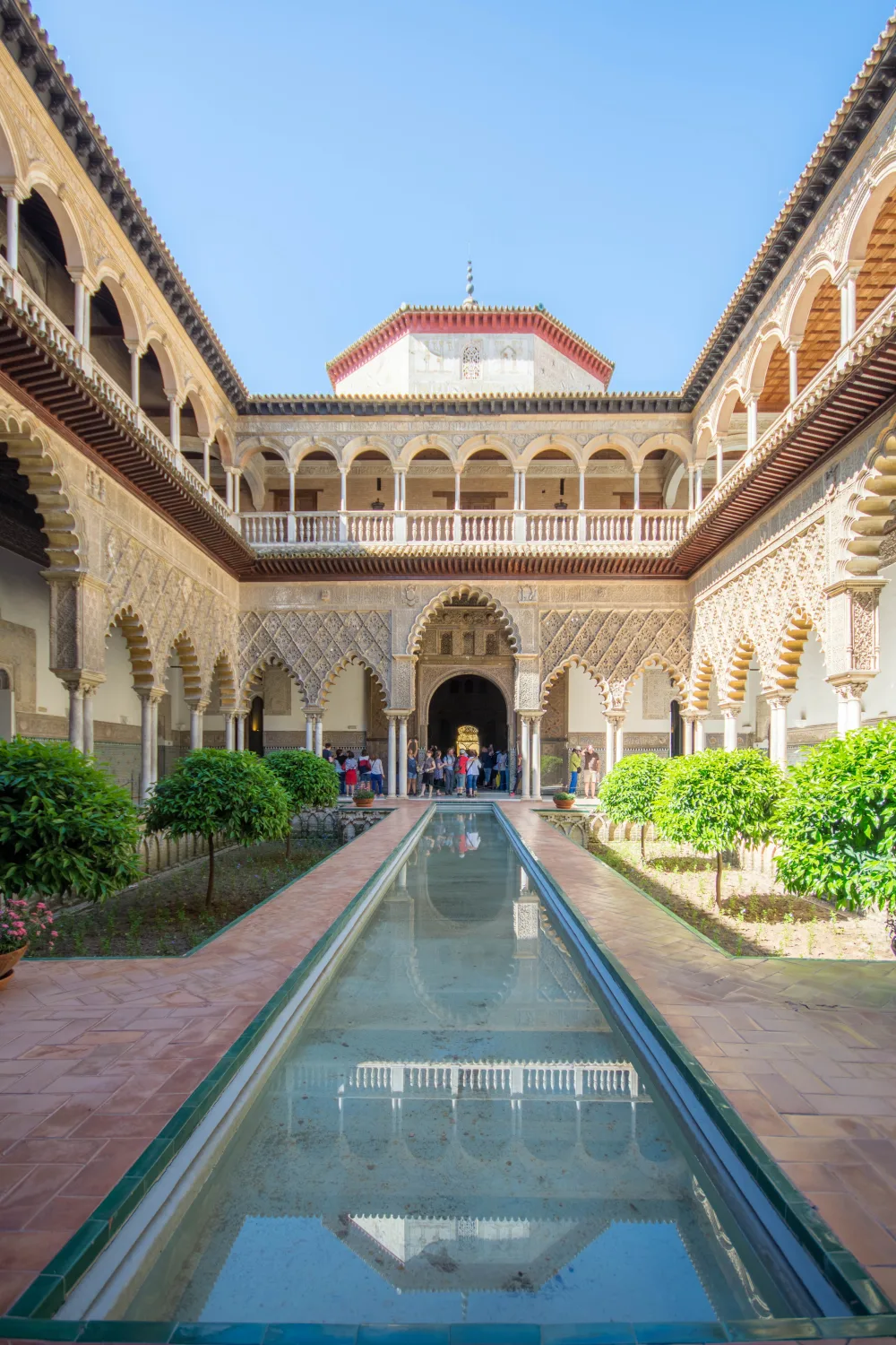 Bassin et galeries à arcades de l'Alcázar de Séville