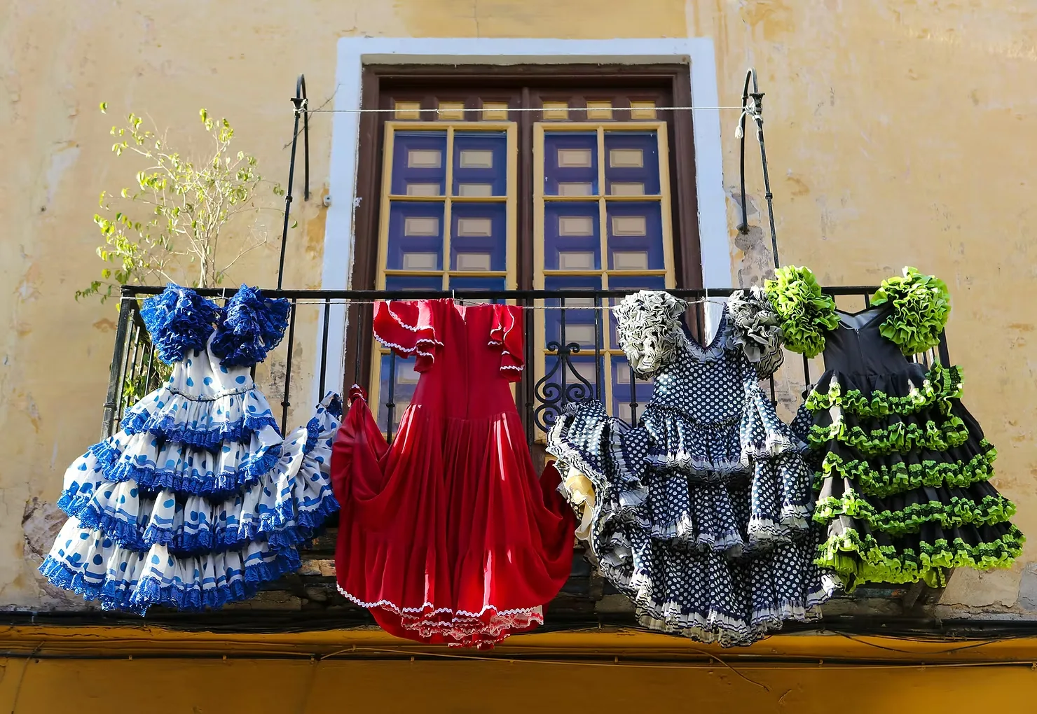 Robes de flamenco suspendues à un balcon andalou