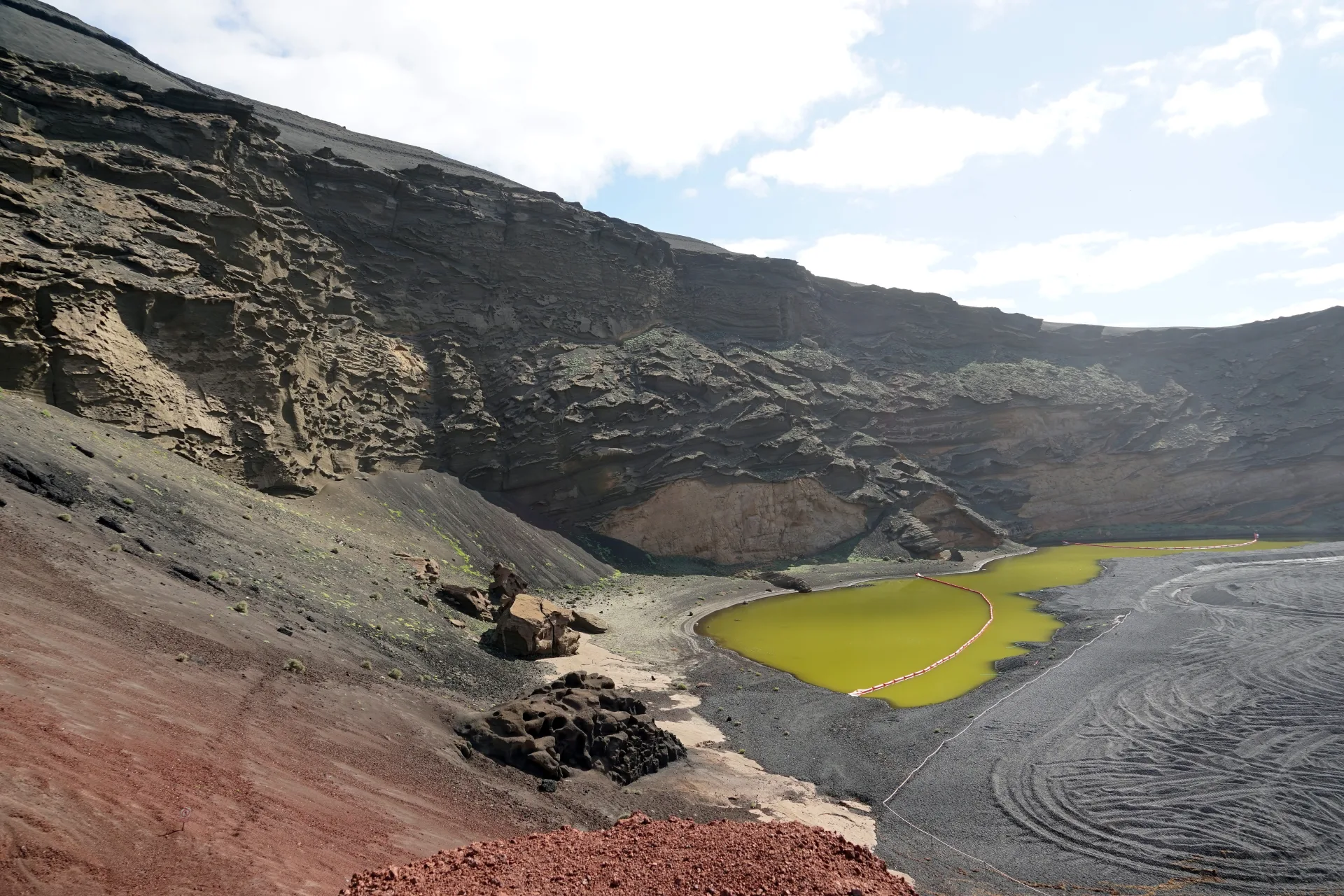 Le lac vert d'El Golfo au pied d'un cratère, à Lanzarote