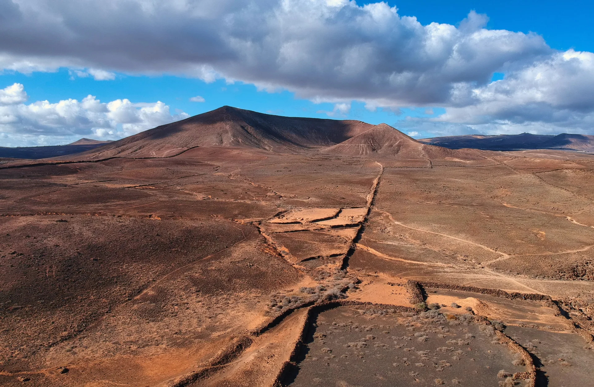 Cratères et coulées de lave du parc de Timanfaya vus du ciel