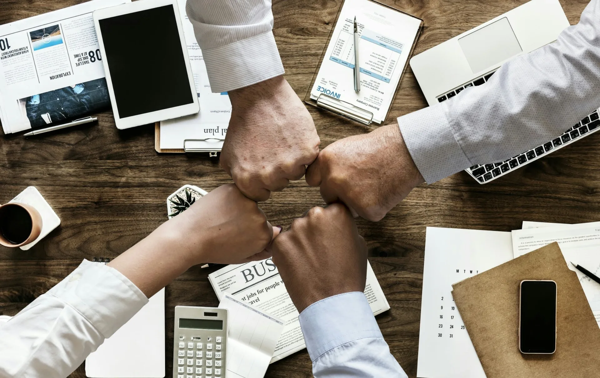 Poings serrés d'une équipe réunie au-dessus d'une table de travail