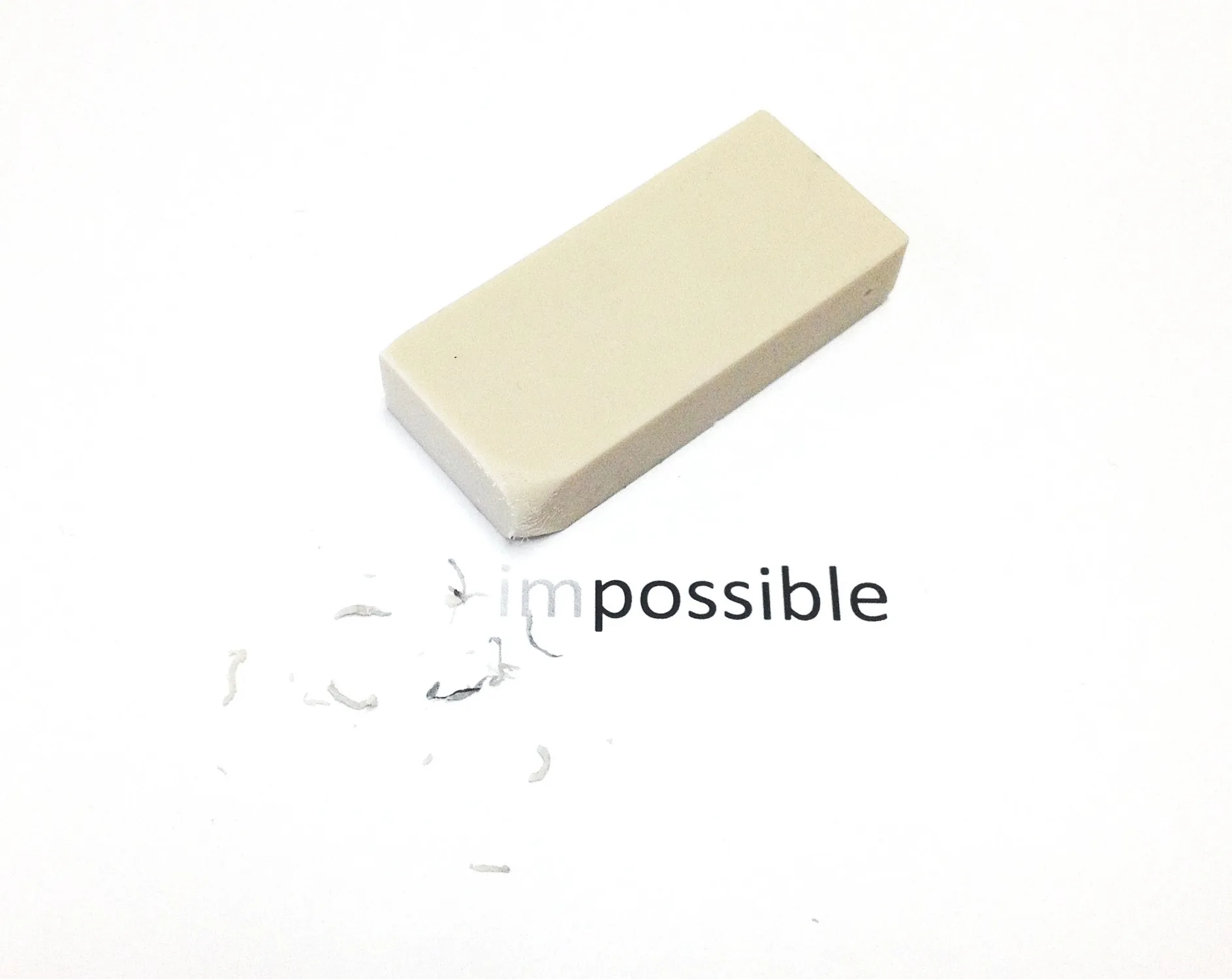 Gomme effaçant le préfixe du mot « impossible »