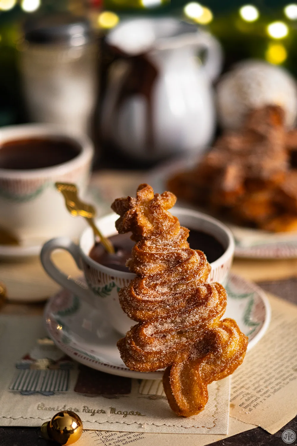 Deux coupes de raisins levées devant un sapin de Noël