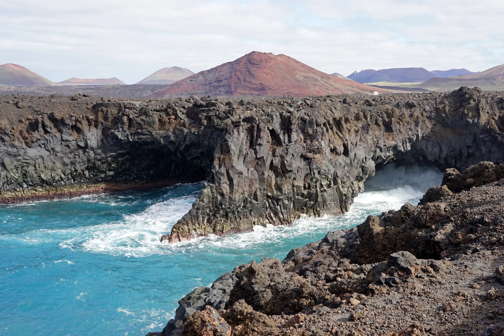 Falaises volcaniques des Hervideros battues par l'océan, à Lanzarote
