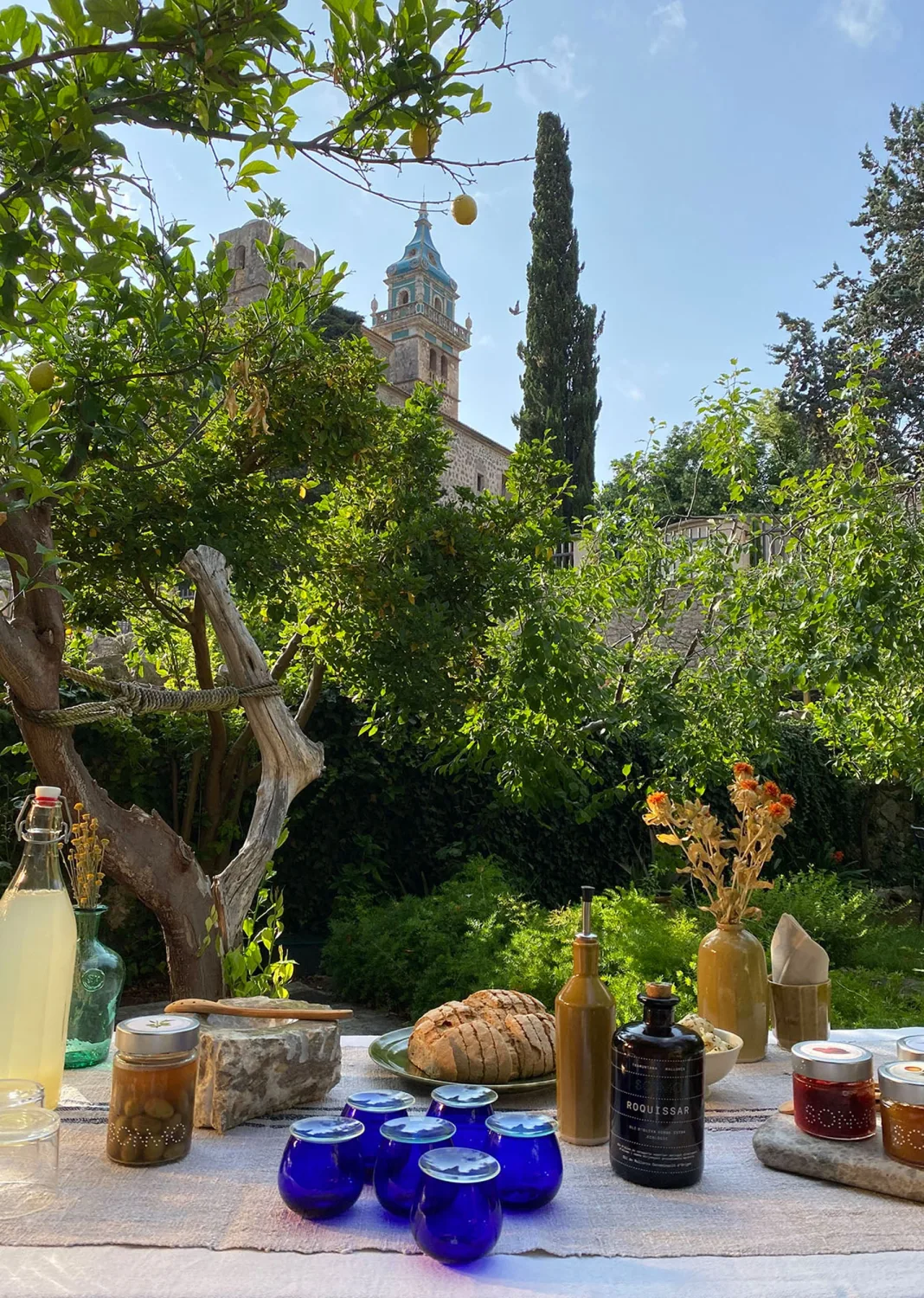 Atelier de produits locaux dressé en plein air dans un jardin majorquin