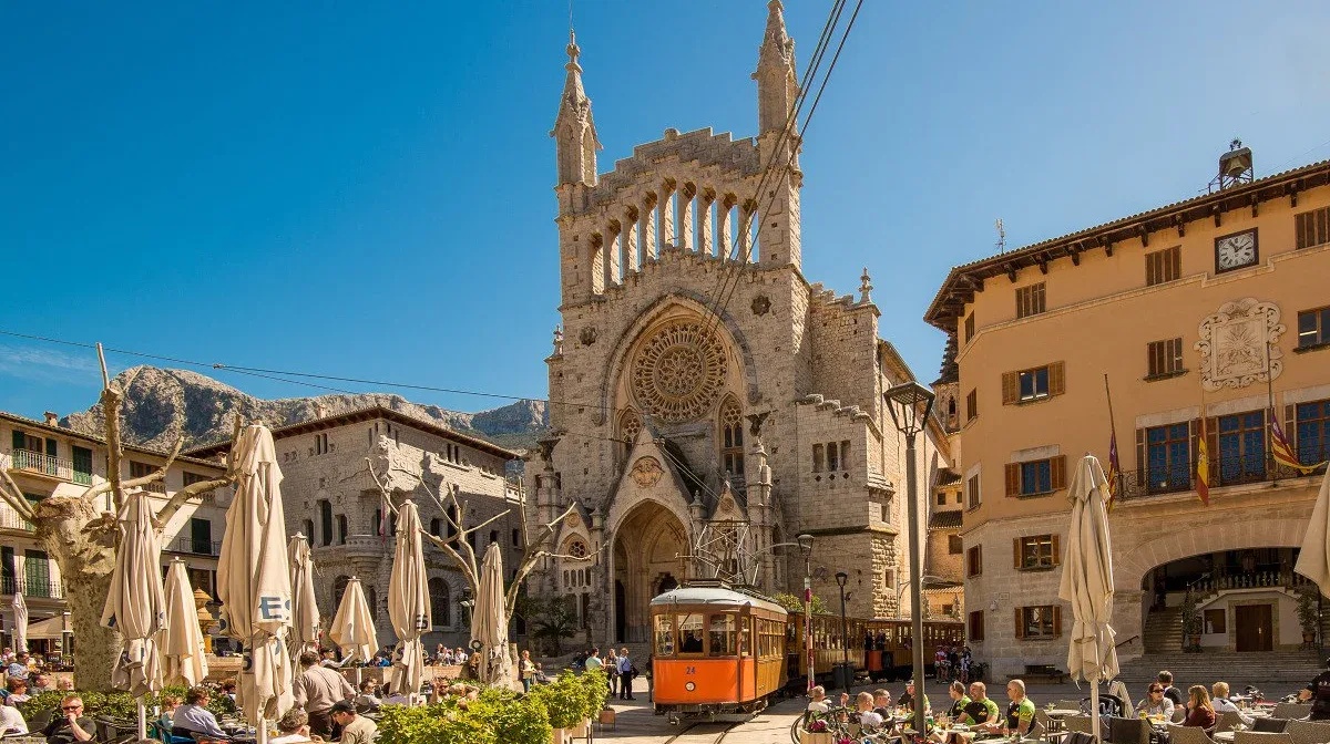 Église de Sóller et son tramway historique sur la place du village, à Majorque