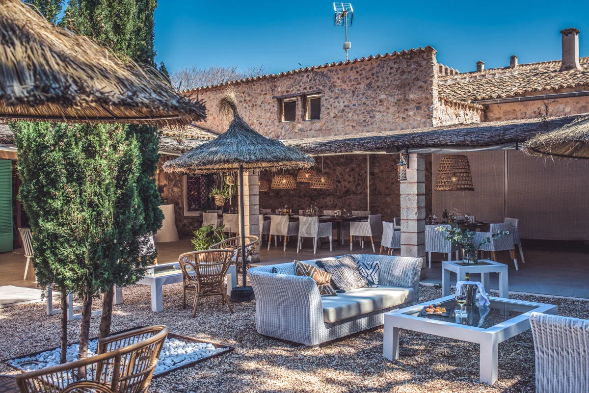 Terrasse lounge d'une finca majorquine, salons d'extérieur sous les parasols