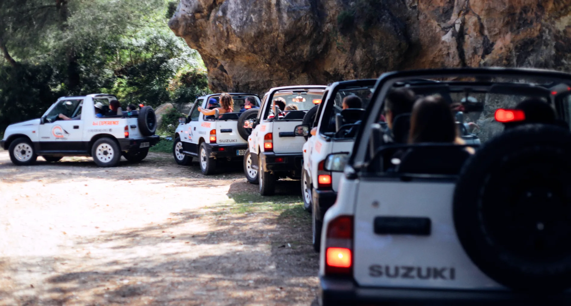 Flotte de 4x4 alignés devant l'entrée d'une grotte, à Majorque