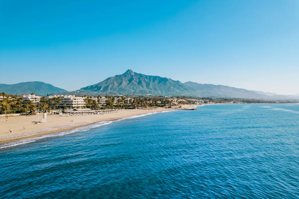 Catamaran de luxe naviguant au large de la Costa del Sol