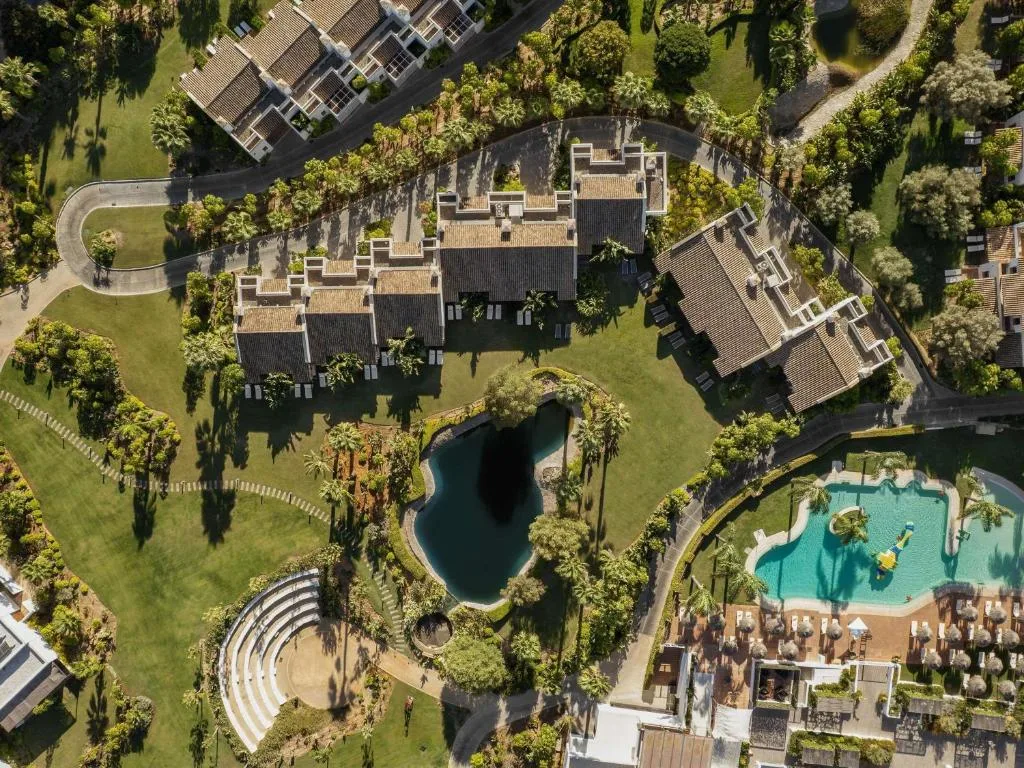 Vue aérienne d'un resort et de ses piscines paysagées, à Marbella