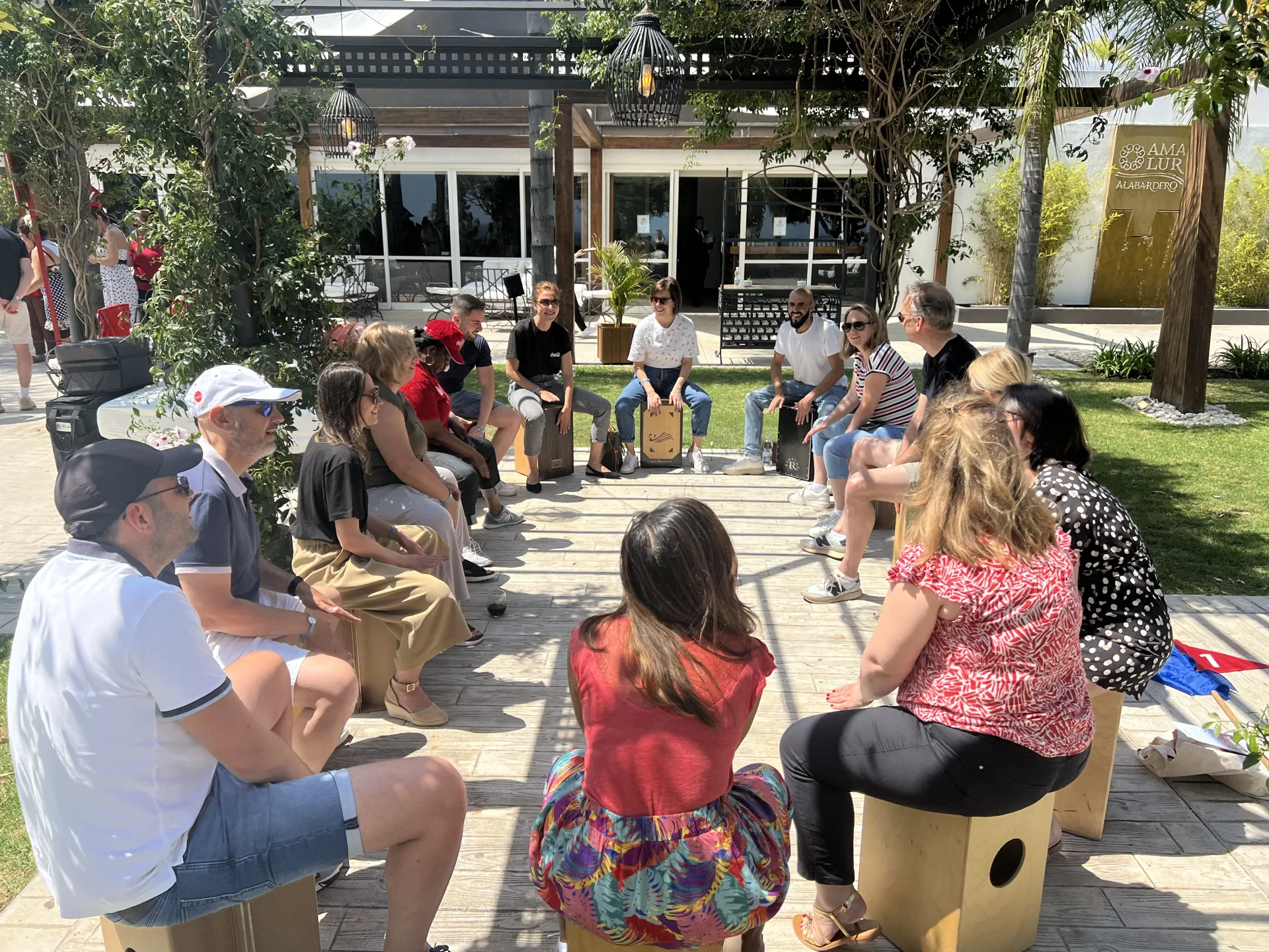 Groupe assis en cercle sous une pergola pendant un atelier de team building