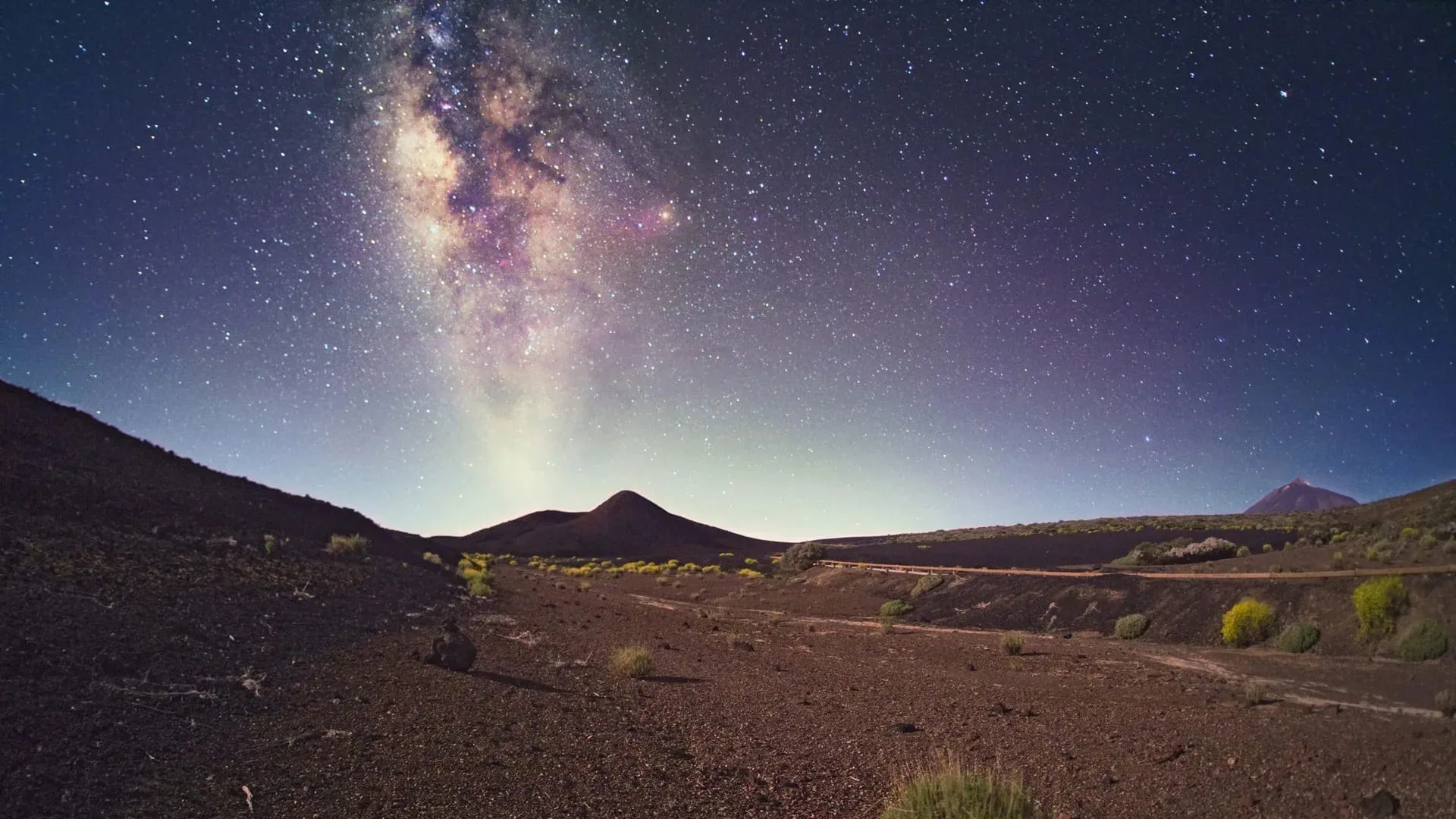 Voie lactée au-dessus des reliefs volcaniques du Teide, à Tenerife