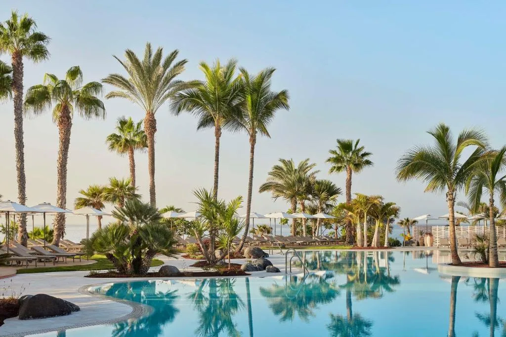 Piscine bordée de palmiers dans un resort de Tenerife