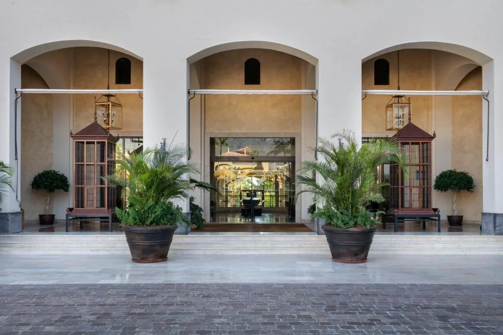 Façade à arcades d'un hôtel de style colonial, à Tenerife