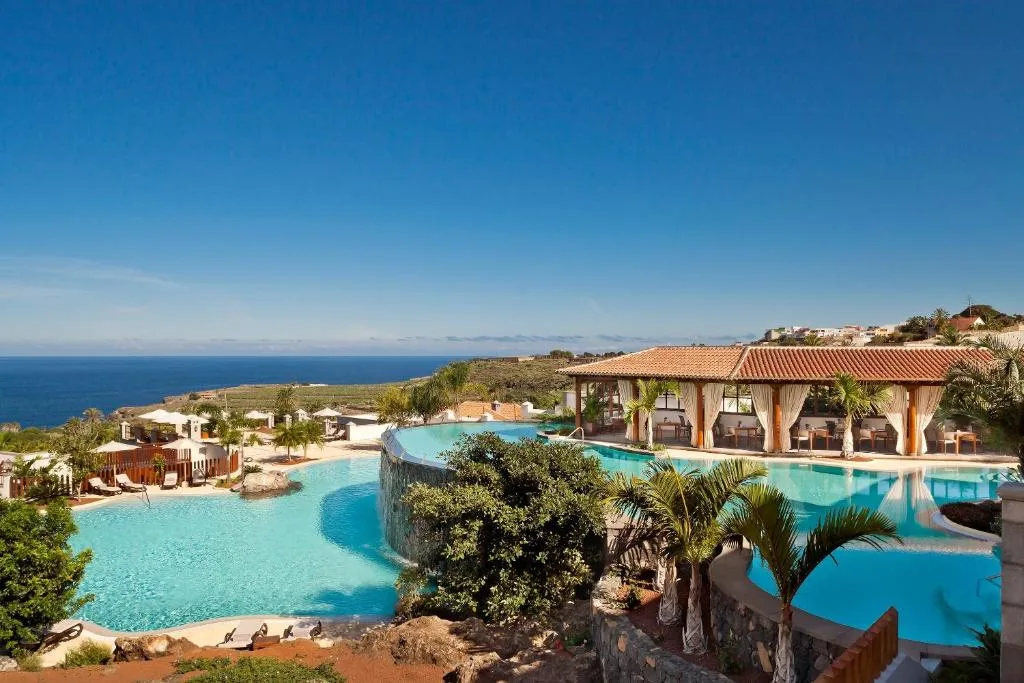 Piscines d'un resort ouvertes sur l'océan, à Tenerife