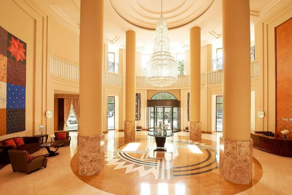Hall d'hôtel classique à colonnes et lustre de cristal, à Valence