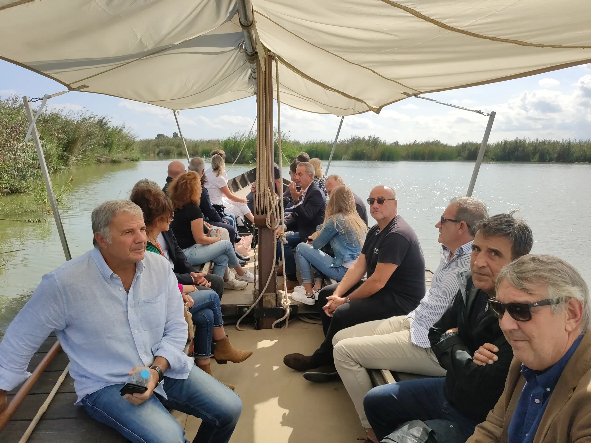 Groupe embarqué sur une barque couverte dans les marais de l'Albufera