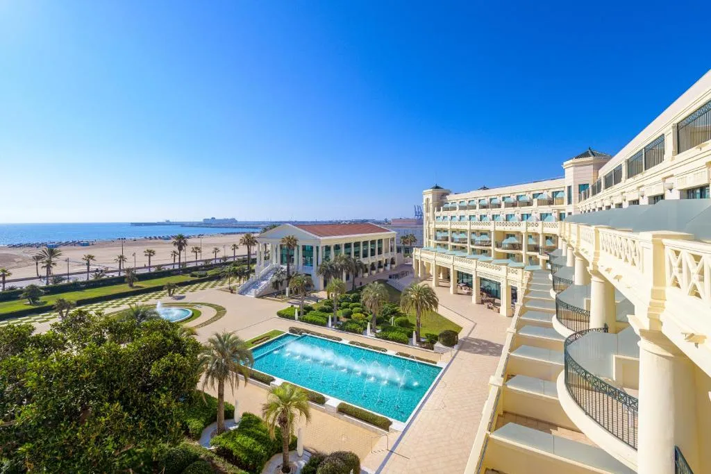 Hôtel de bord de mer, piscine et jardins vus depuis les étages