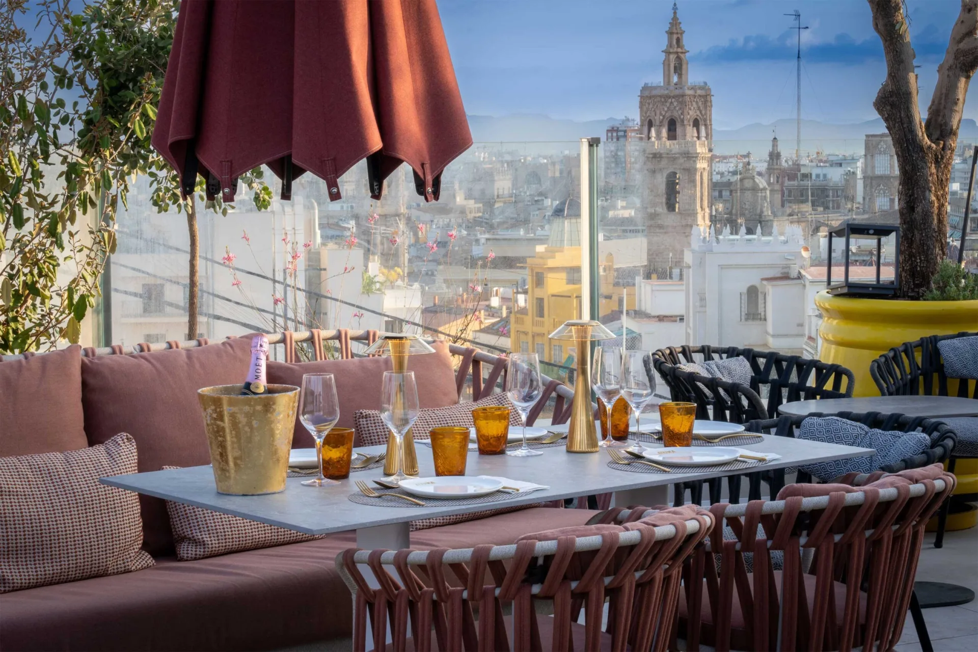 Terrasse en rooftop dressée face à la cathédrale de Valence