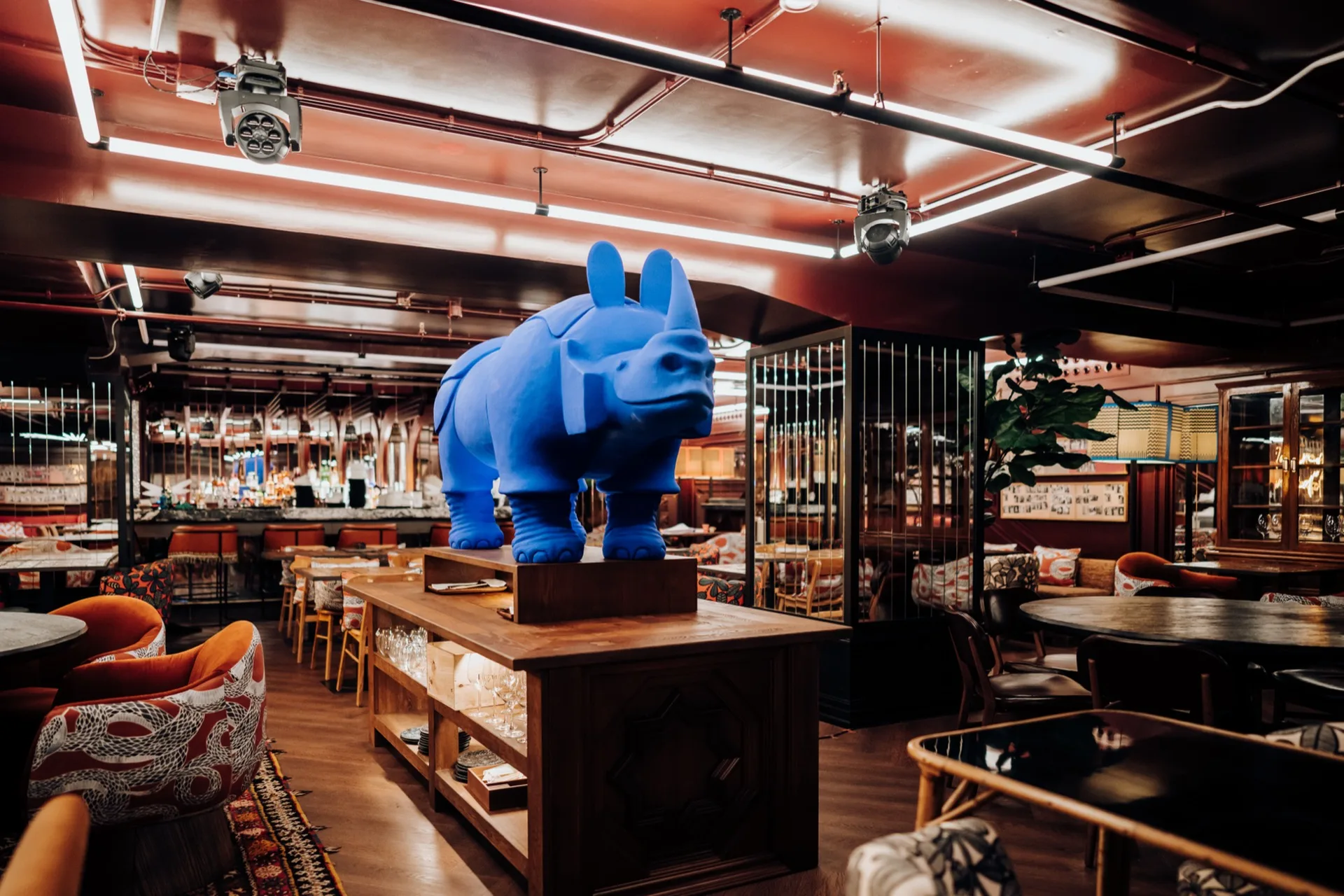 Bar-restaurant de style industriel, sculpture de taureau bleu au centre