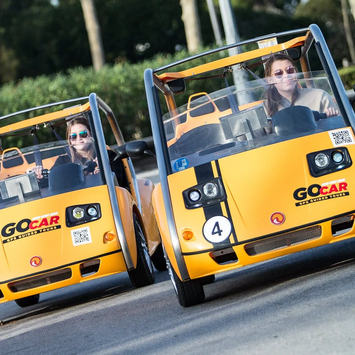 Deux GoCar jaunes en file lors d'une découverte urbaine organisée pour un groupe d'entreprise en Espagne