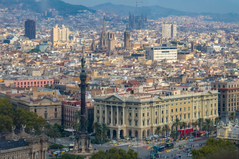 Vue panoramique de Barcelone et de la colonne de Christophe Colomb, destination de séminaire d’entreprise en Espagne