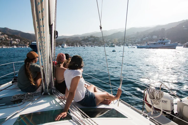 Collaborateurs installés à l’avant d’un voilier en mer lors d’un team building en Espagne